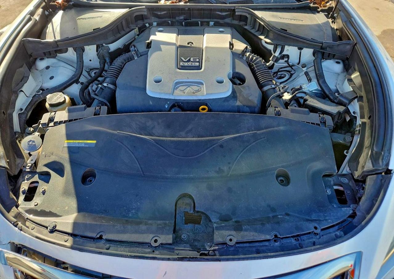 2016 INFINITI Q70L 3.7 photo 21