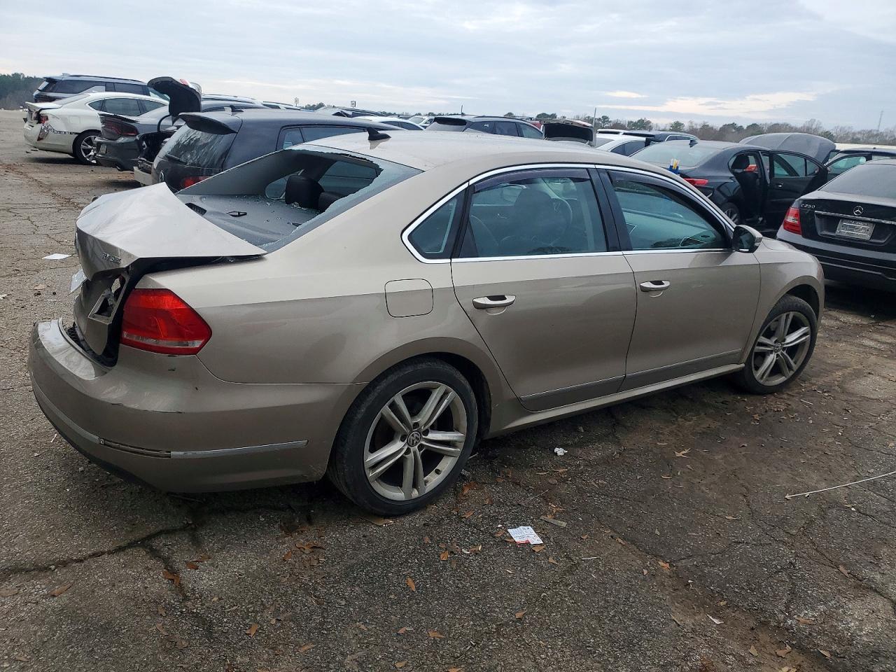 2015 VOLKSWAGEN PASSAT SEL photo 3