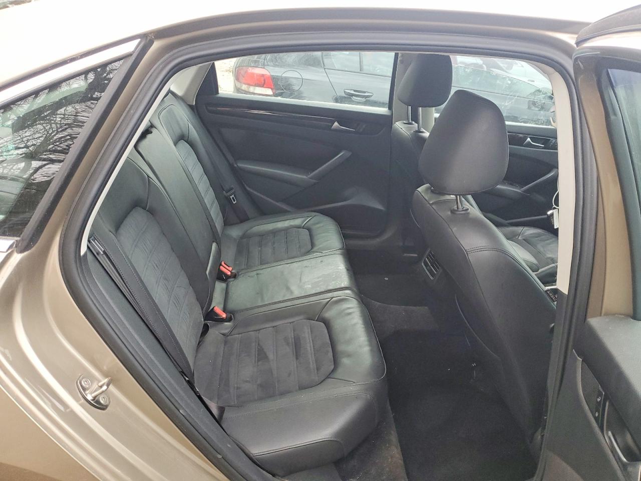 2015 VOLKSWAGEN PASSAT SEL photo 10