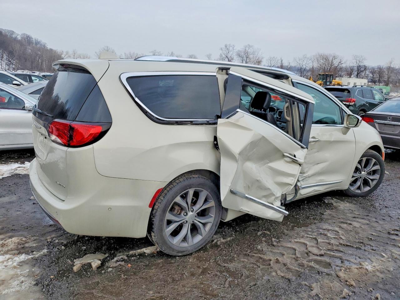 2019 CHRYSLER PACIFICA LIMITED photo 3