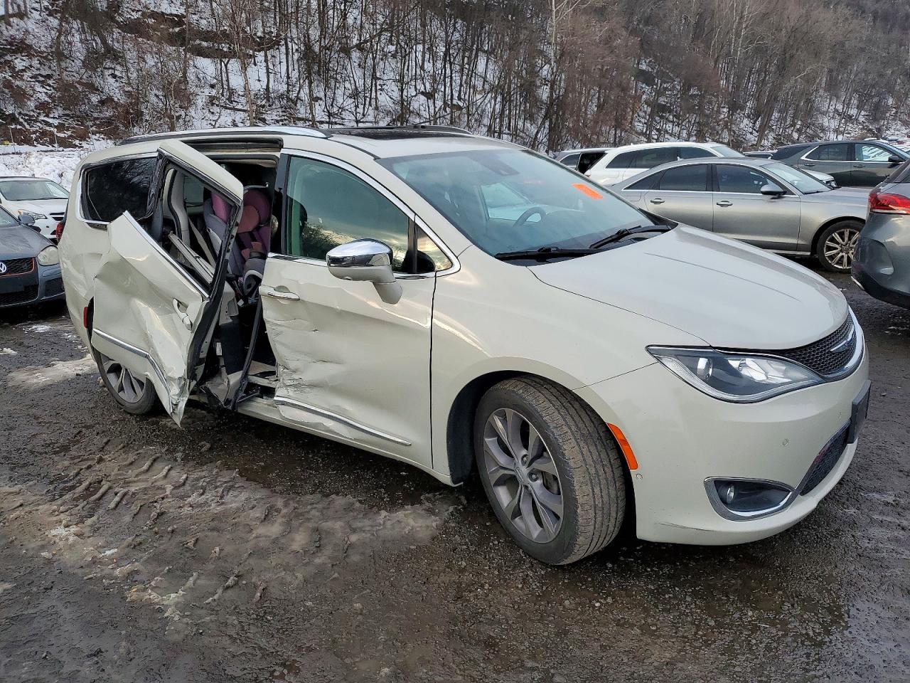 2019 CHRYSLER PACIFICA LIMITED photo 4