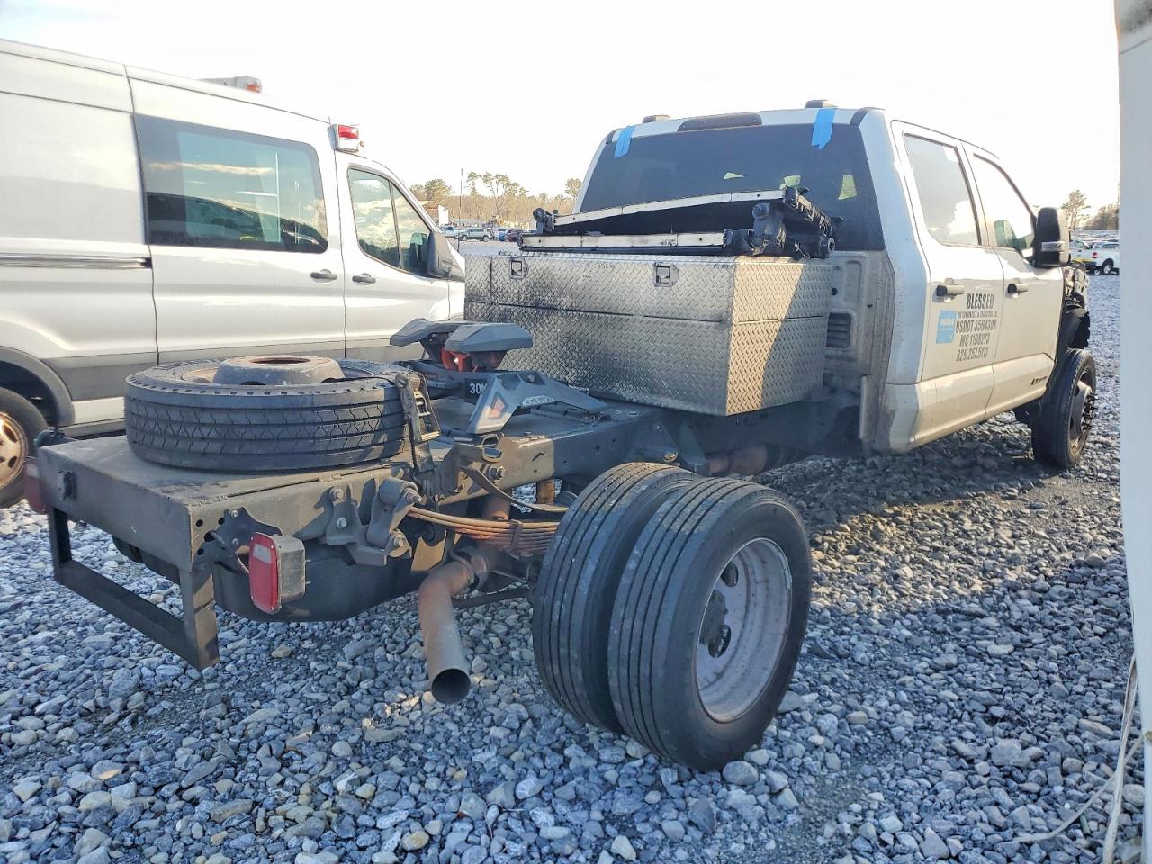 2023 FORD F550 TRUCK CAB AND CHASSIS photo 3
