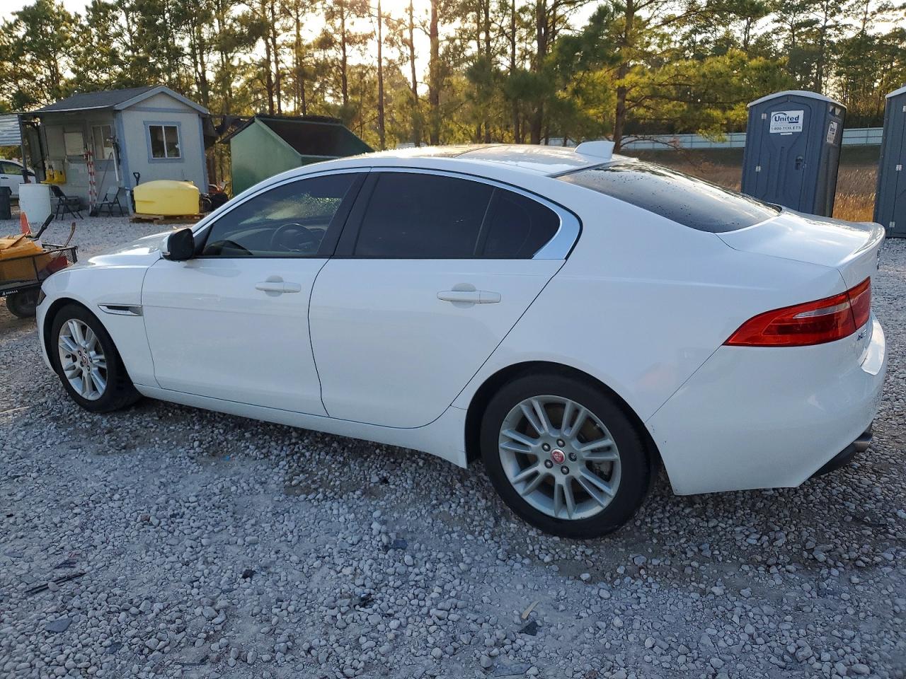 2017 JAGUAR XE PREMIUM photo 2