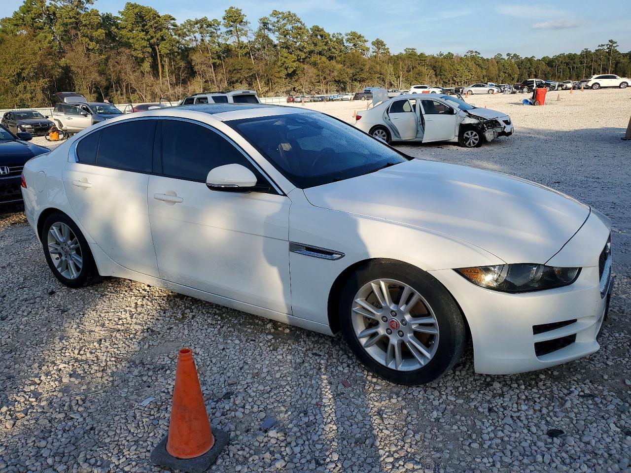 2017 JAGUAR XE PREMIUM photo 4