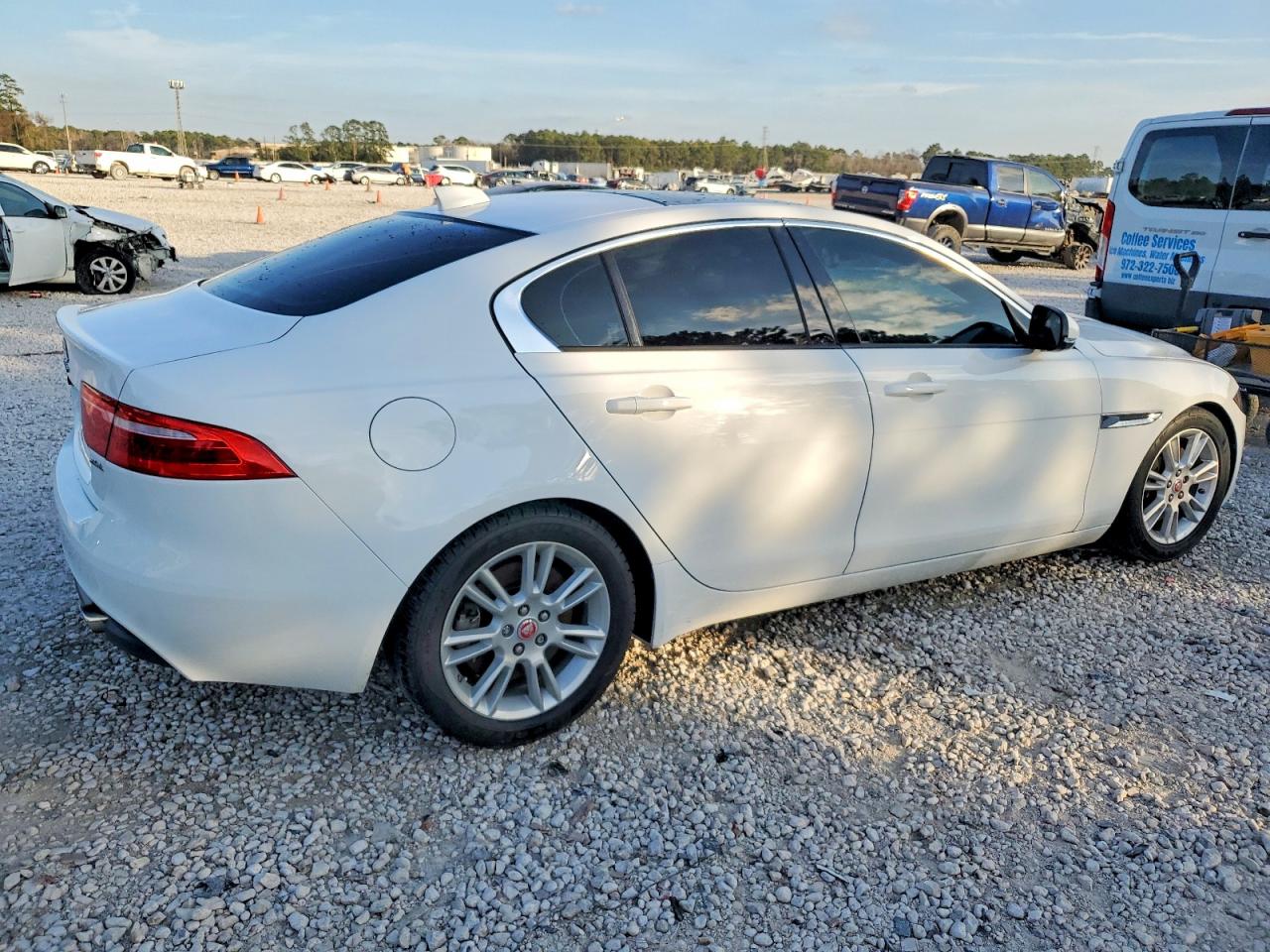 2017 JAGUAR XE PREMIUM photo 3