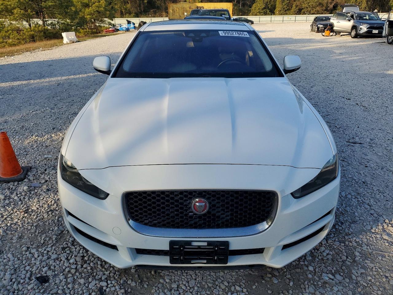 2017 JAGUAR XE PREMIUM photo 5