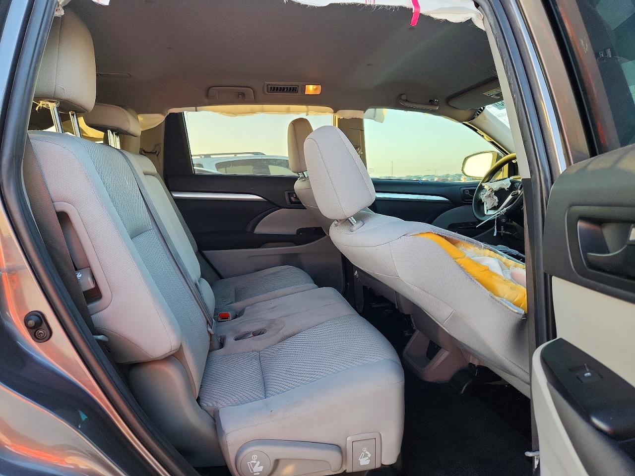 2019 TOYOTA HIGHLANDER LE photo 10