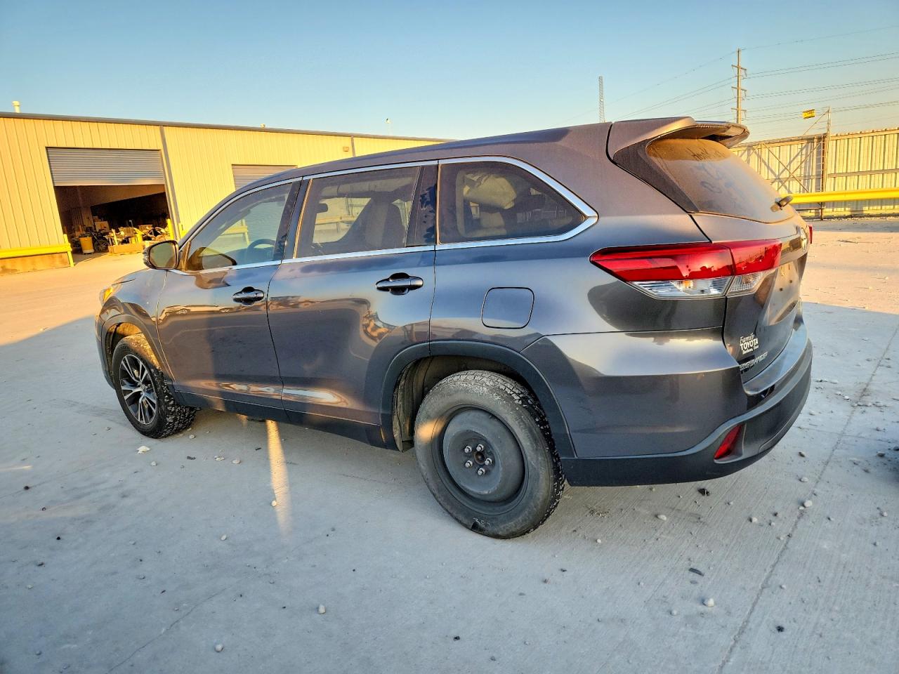 2019 TOYOTA HIGHLANDER LE photo 2