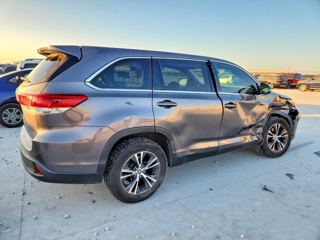 2019 TOYOTA HIGHLANDER LE photo 3