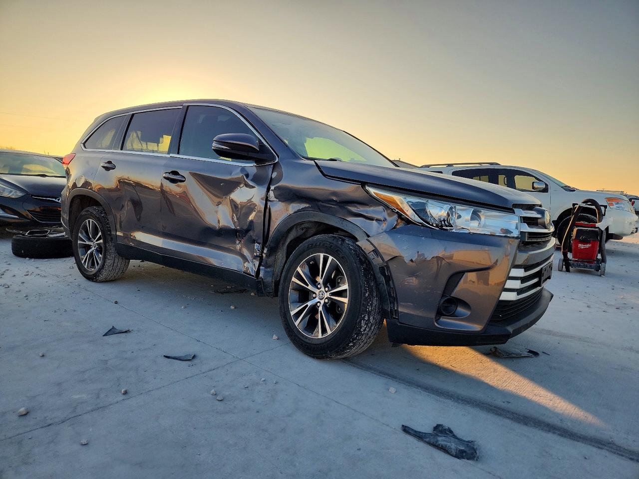 2019 TOYOTA HIGHLANDER LE photo 4