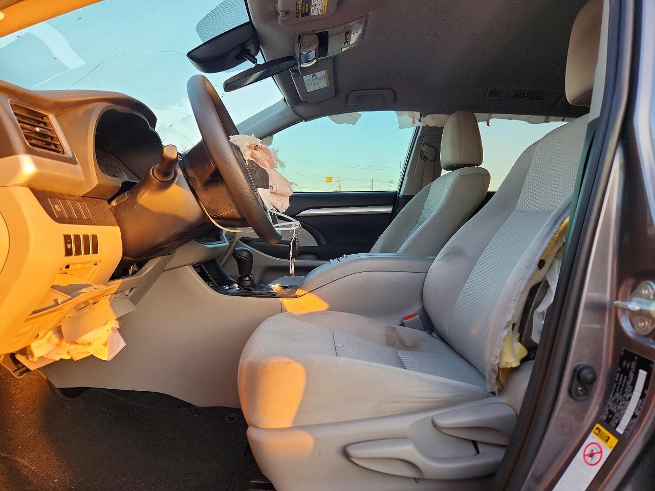 2019 TOYOTA HIGHLANDER LE photo 7