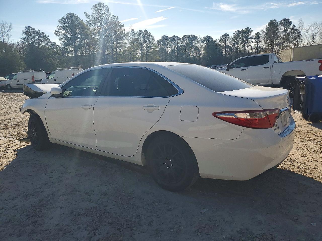 2015 TOYOTA CAMRY LE photo 2