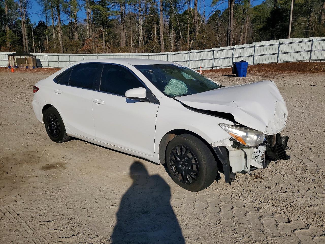 2015 TOYOTA CAMRY LE photo 4