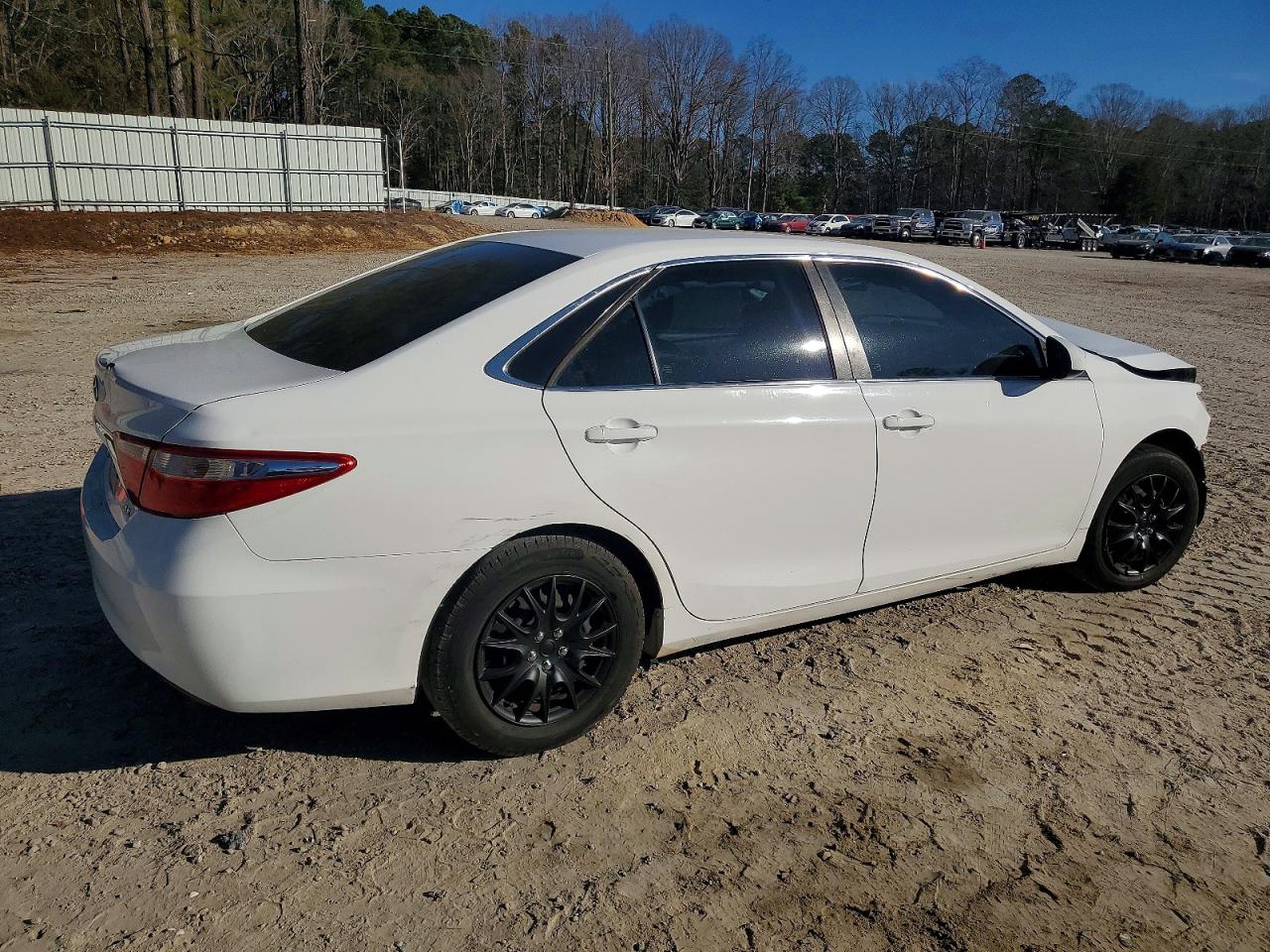 2015 TOYOTA CAMRY LE photo 3