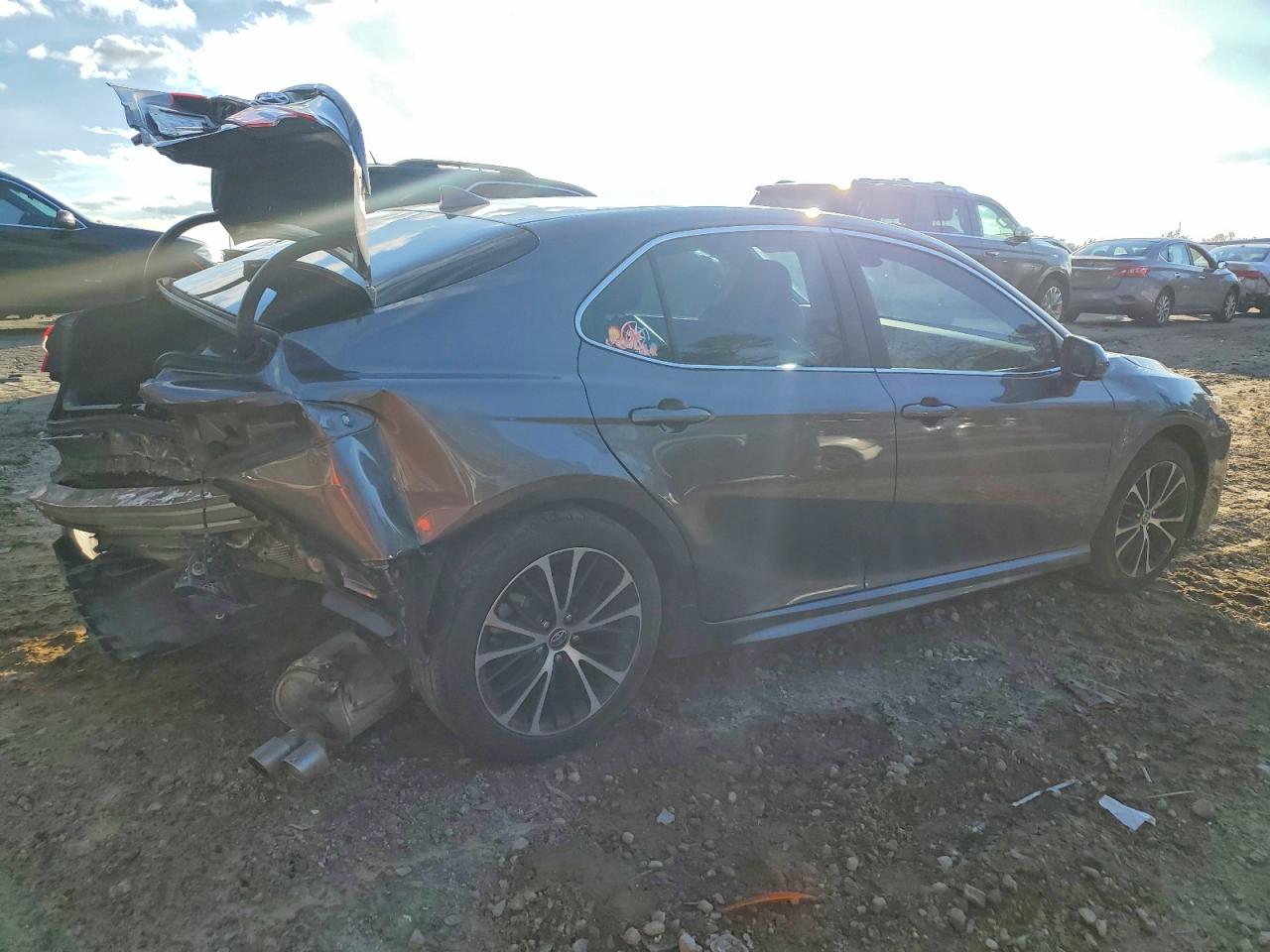 2020 TOYOTA CAMRY SE photo 3
