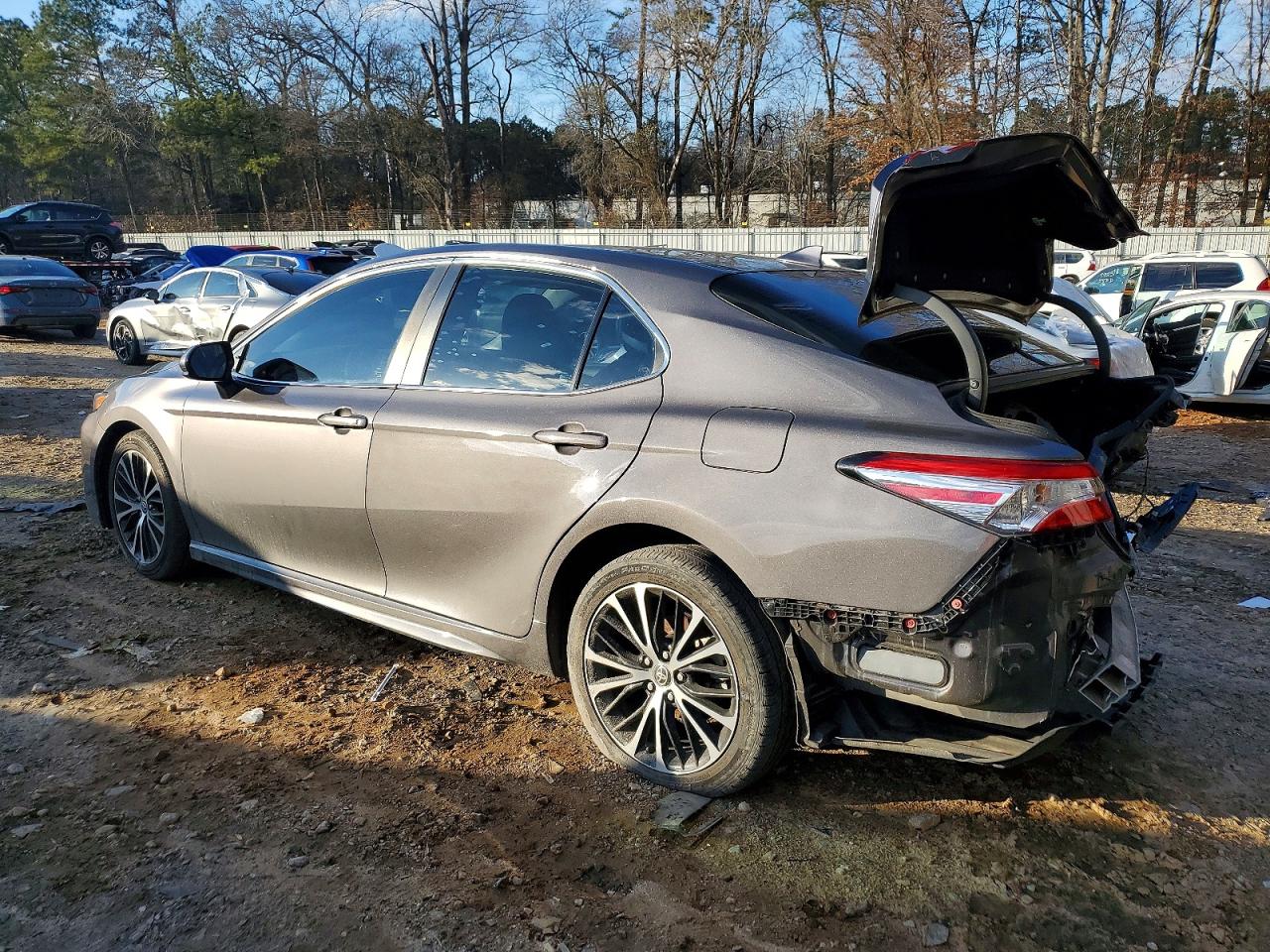 2020 TOYOTA CAMRY SE photo 2