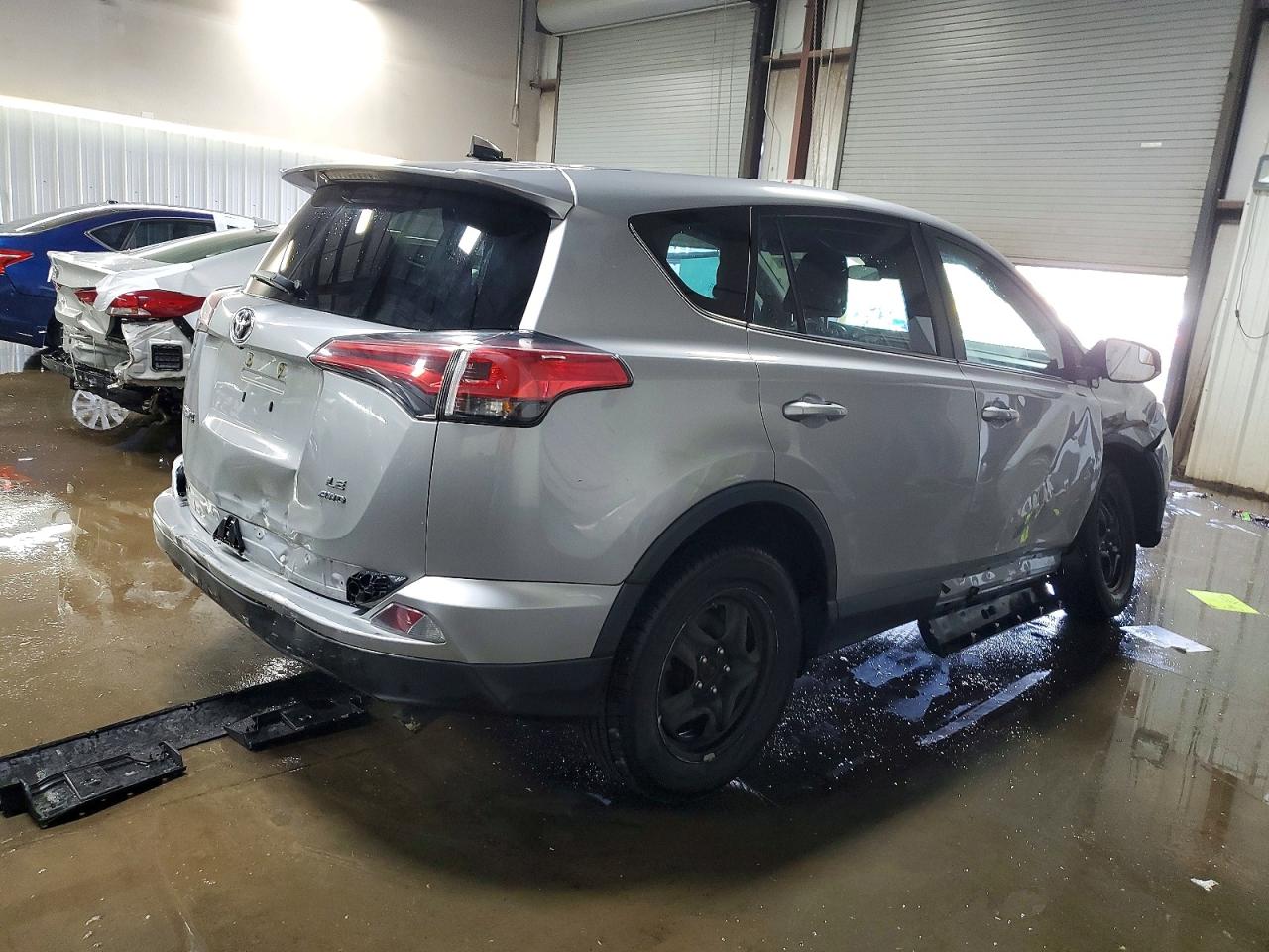 2018 TOYOTA RAV4 LE photo 3