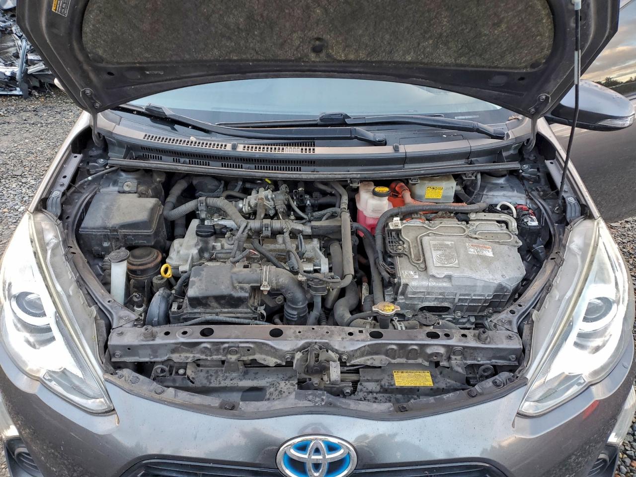 2015 TOYOTA PRIUS C photo 21