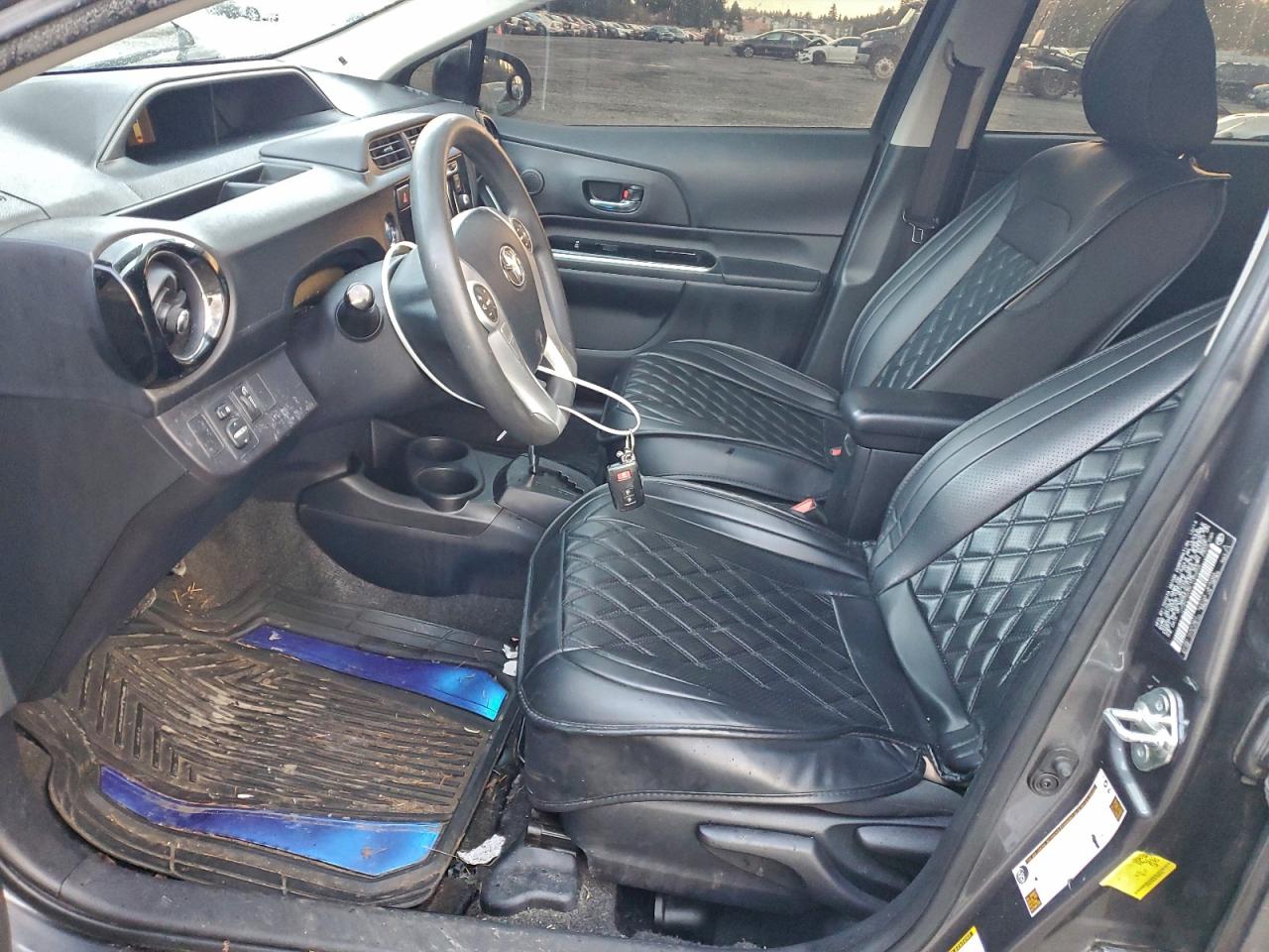 2015 TOYOTA PRIUS C photo 13
