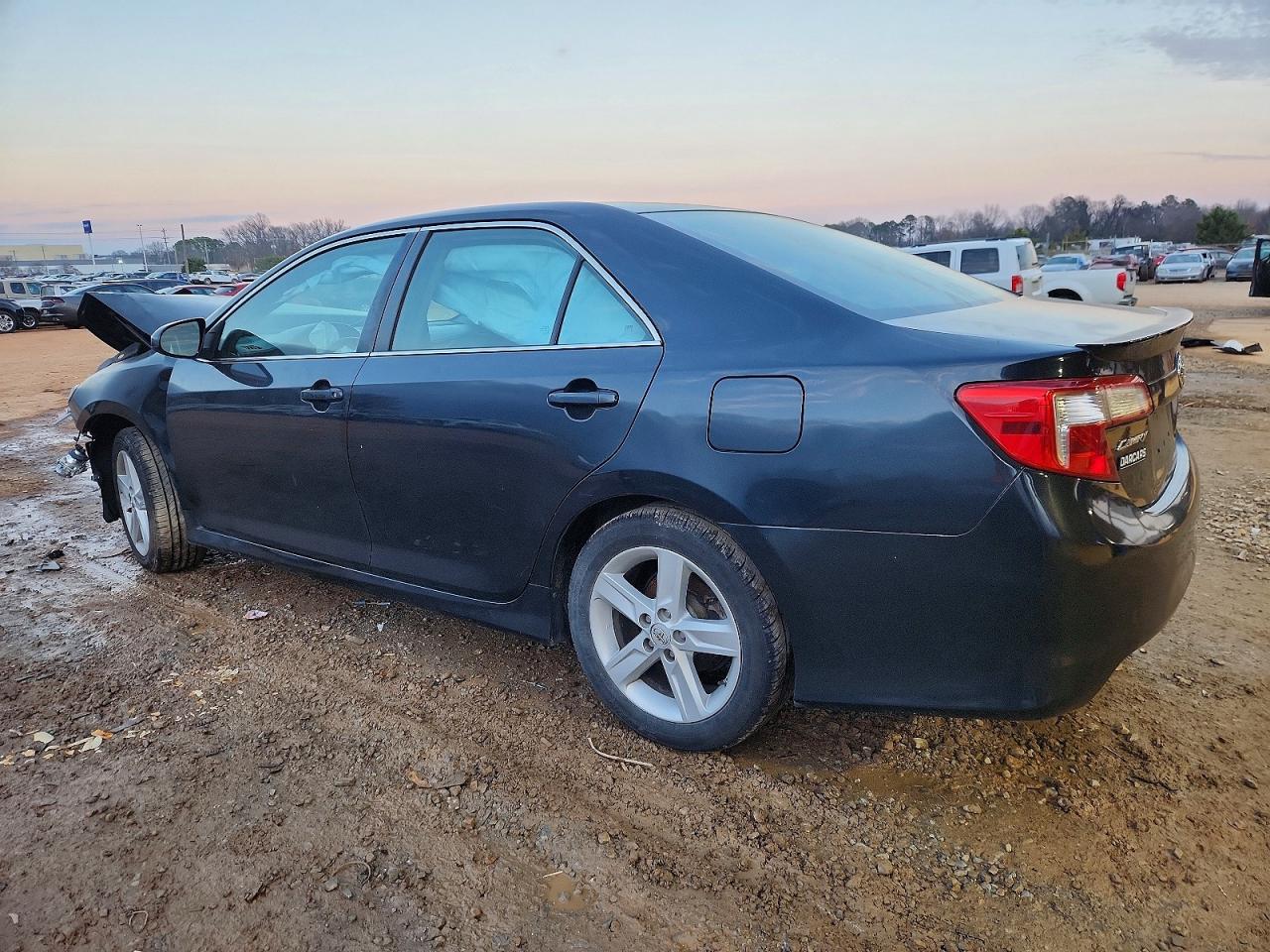 2014 TOYOTA CAMRY L photo 4
