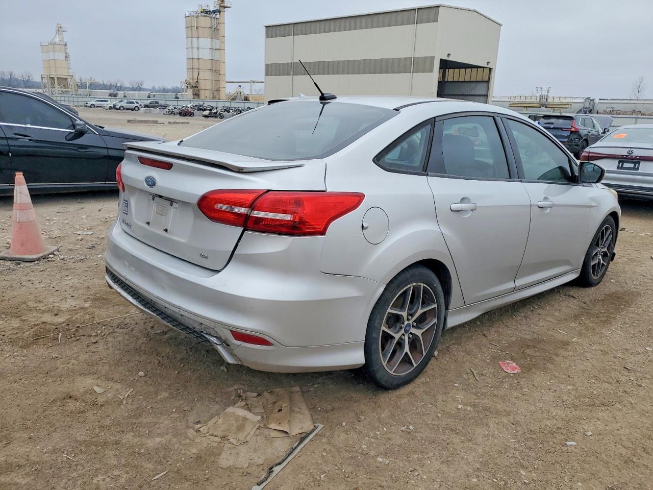 2015 FORD FOCUS SE photo 3