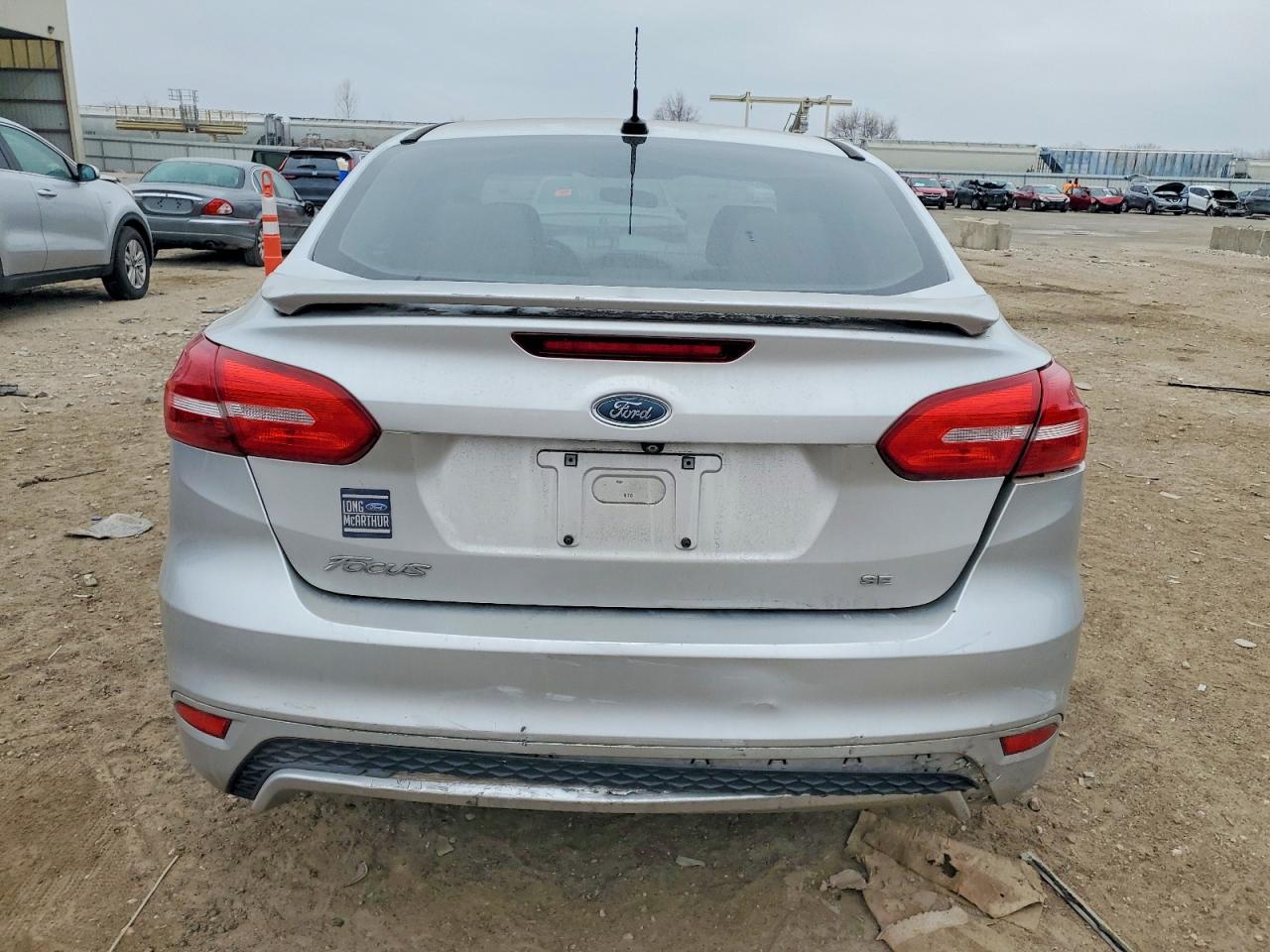 2015 FORD FOCUS SE photo 6