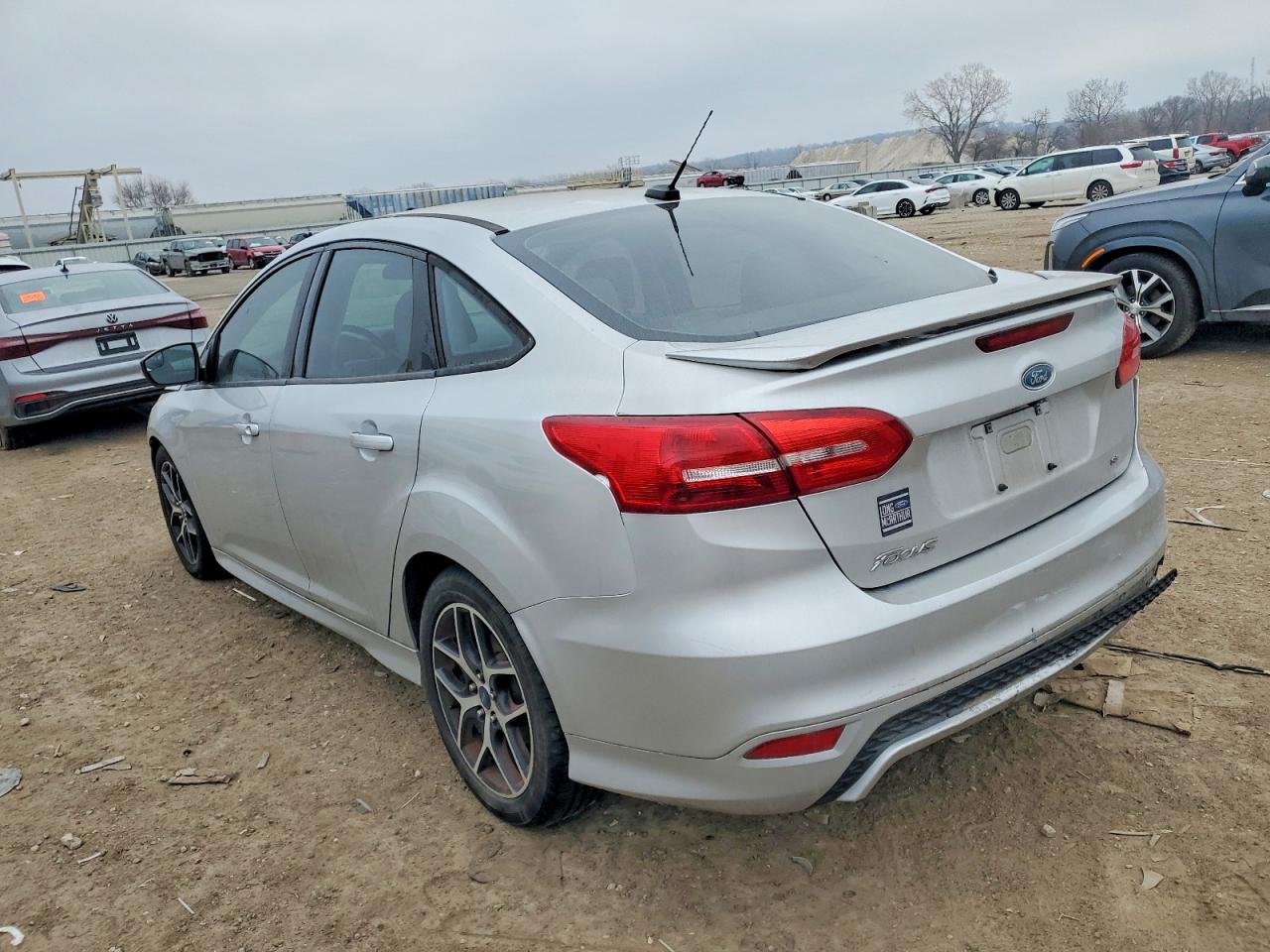 2015 FORD FOCUS SE photo 2