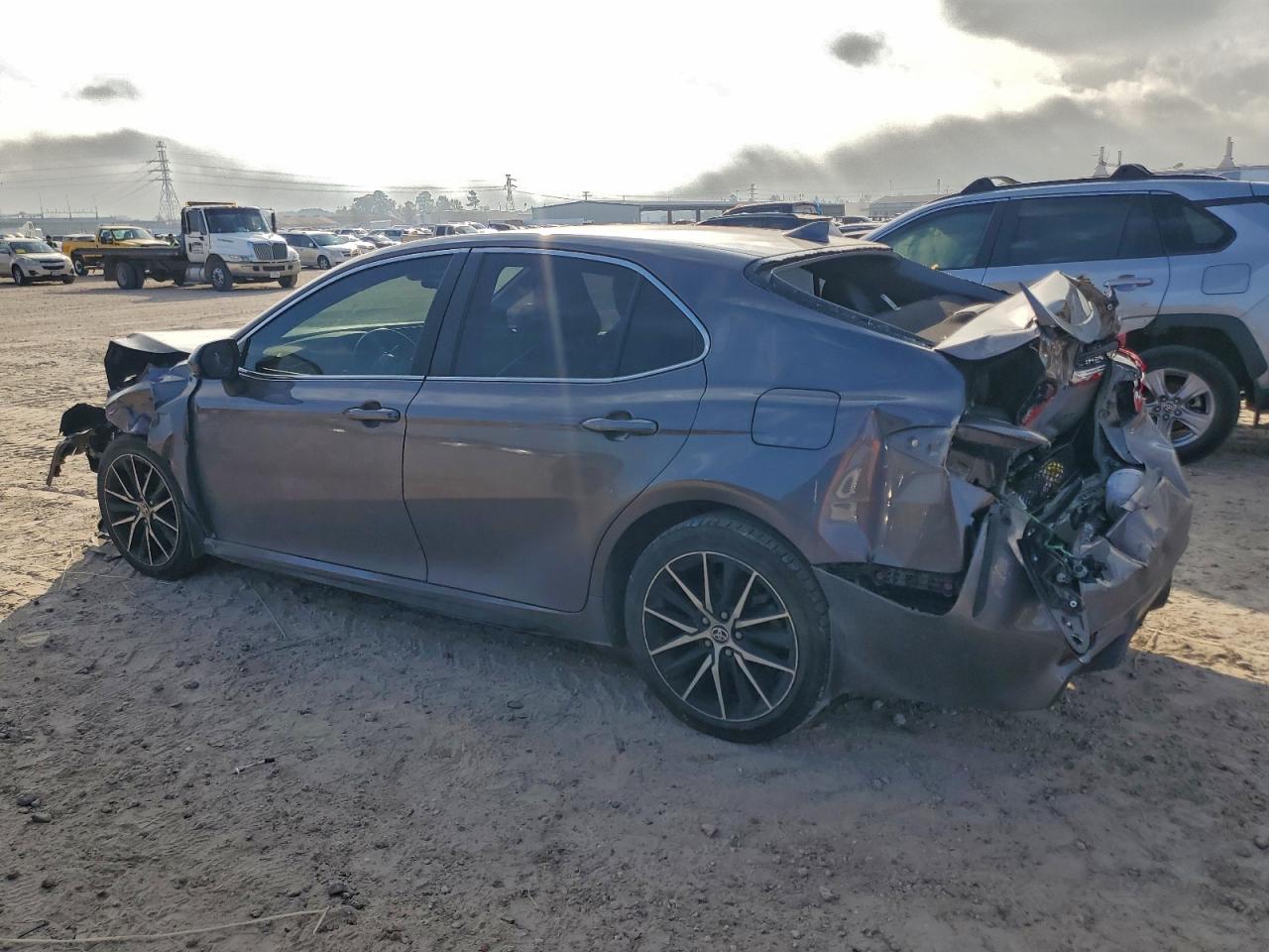 2021 TOYOTA CAMRY SE photo 2
