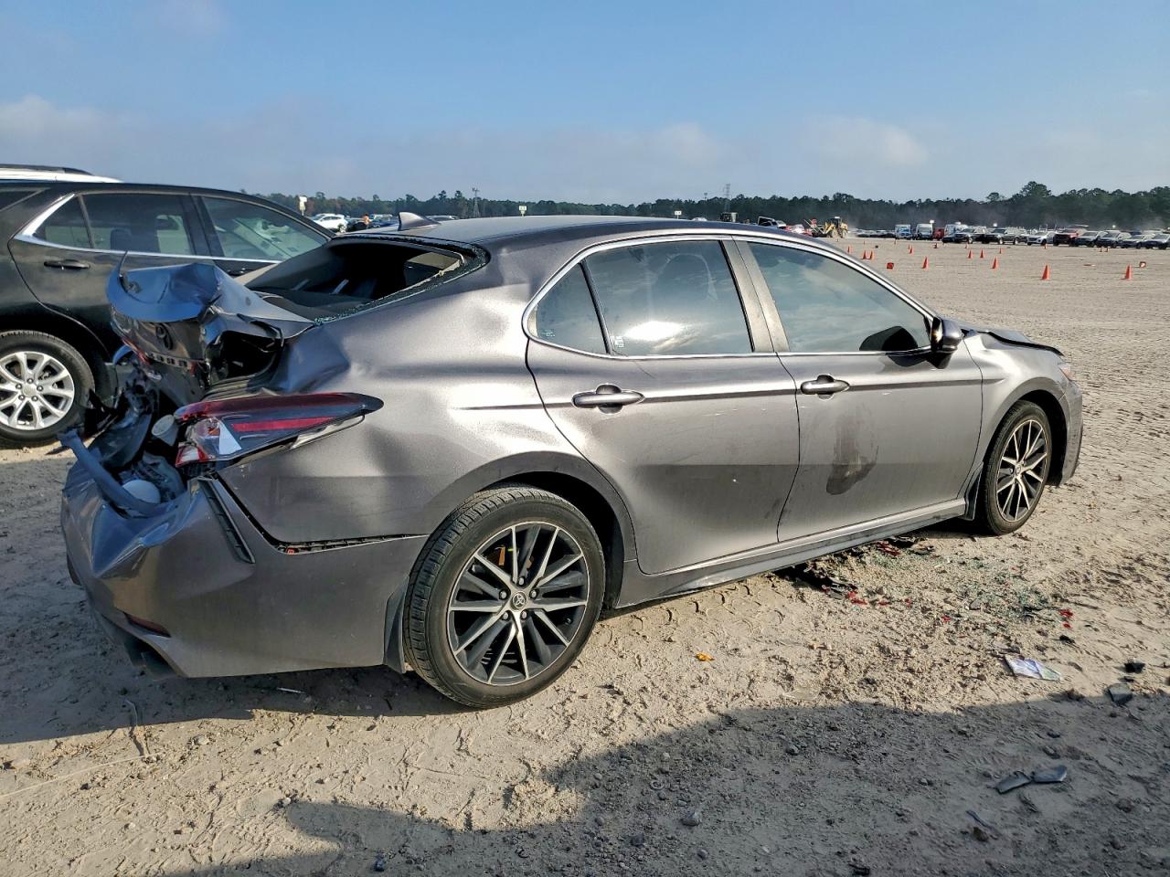 2021 TOYOTA CAMRY SE photo 3