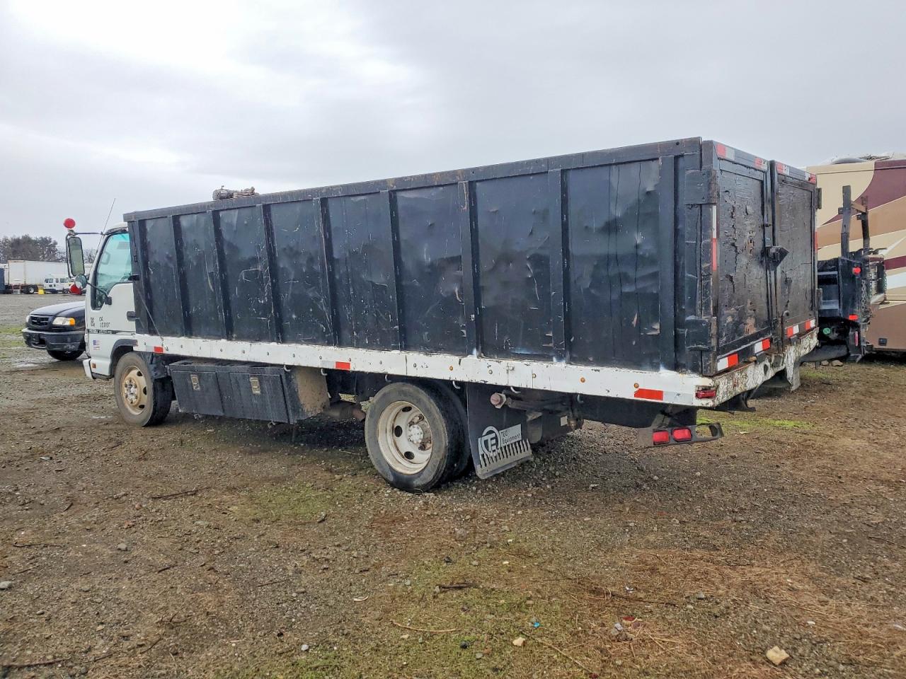2006 ISUZU NPR photo 2