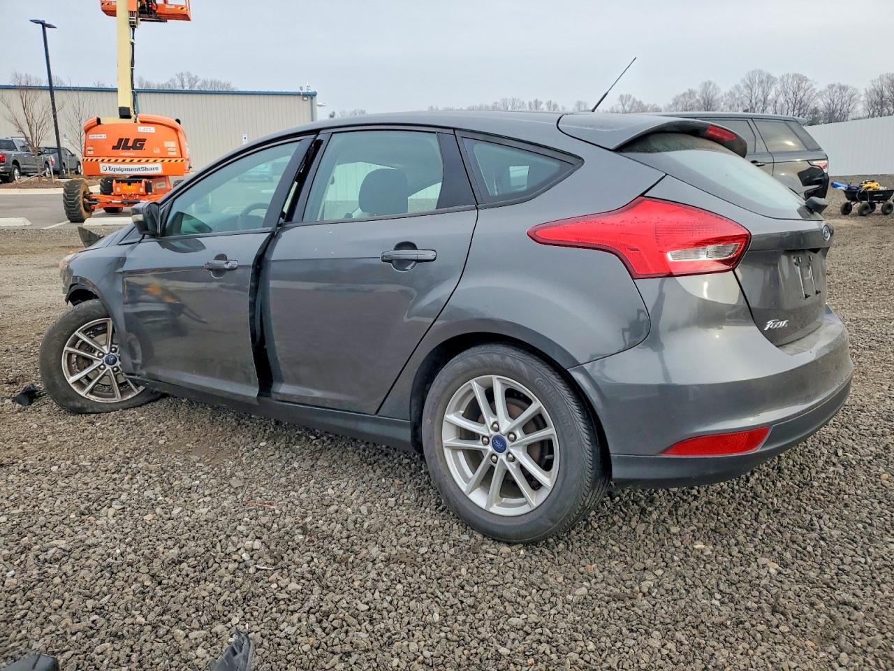 2017 FORD FOCUS SE photo 2