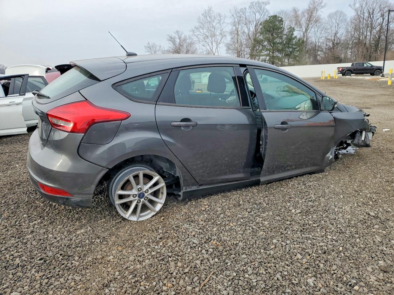 2017 FORD FOCUS SE photo 3