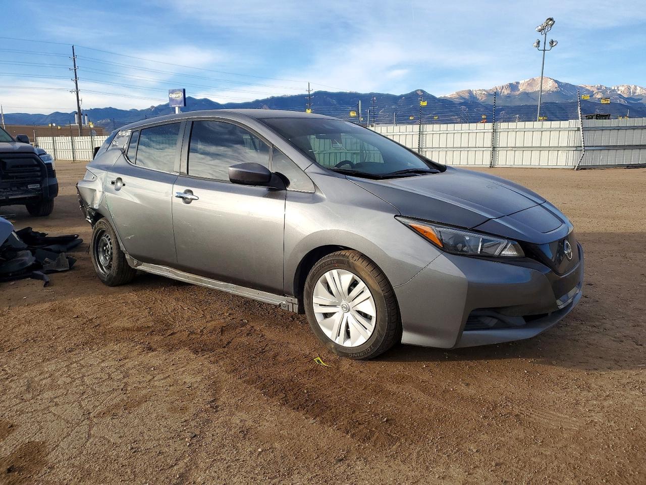 2025 NISSAN LEAF S photo 4
