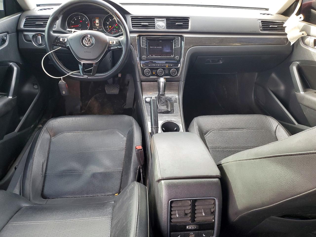 2017 VOLKSWAGEN PASSAT SE photo 8