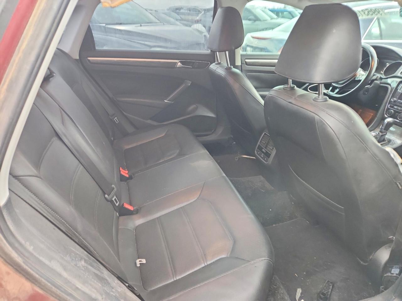 2017 VOLKSWAGEN PASSAT SE photo 10