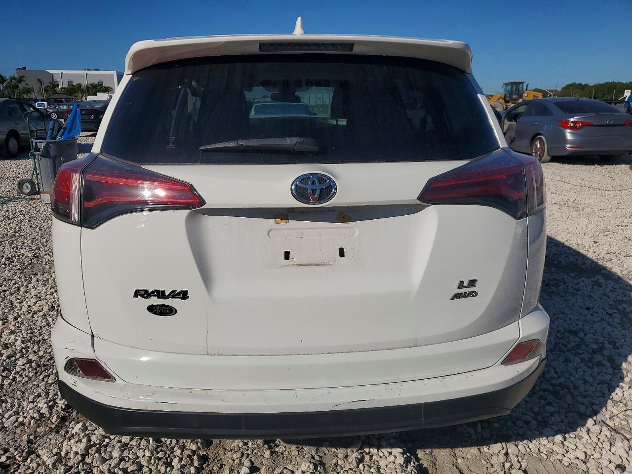 2018 TOYOTA RAV4 LE photo 6