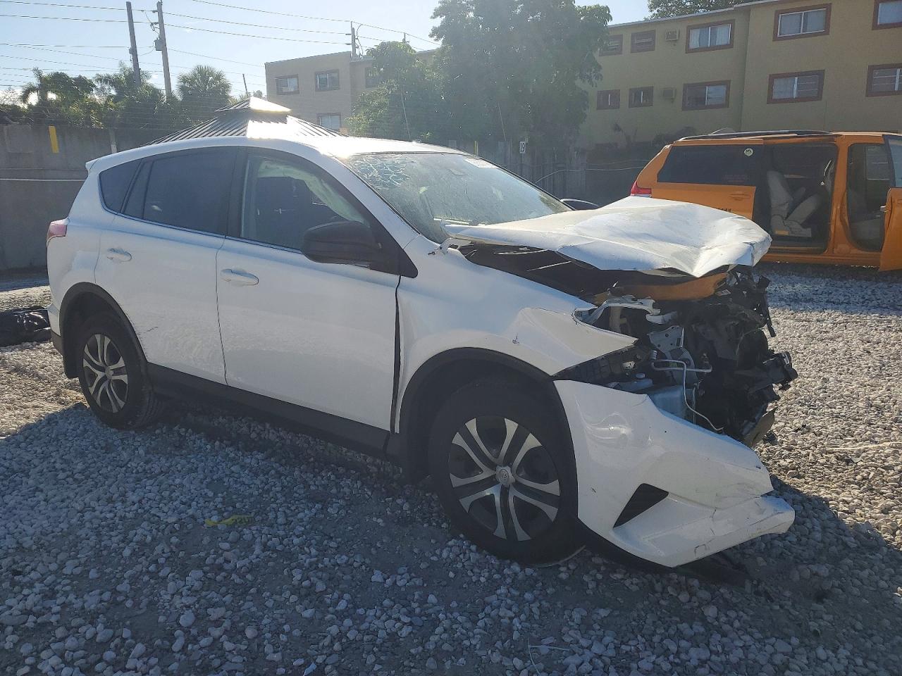 2018 TOYOTA RAV4 LE photo 4