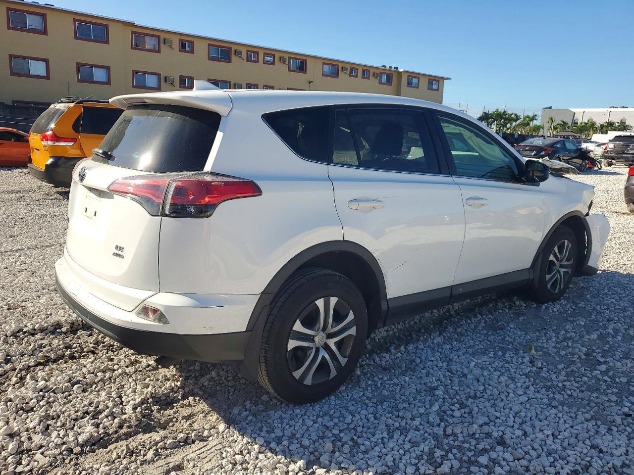 2018 TOYOTA RAV4 LE photo 3
