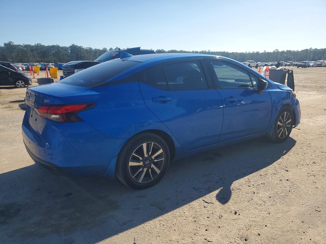 2021 NISSAN VERSA SV photo 3