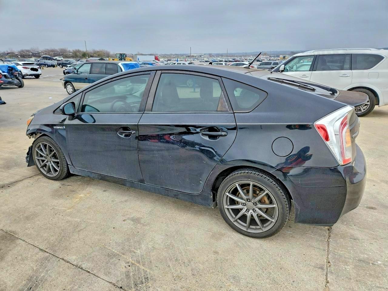2013 TOYOTA PRIUS photo 3