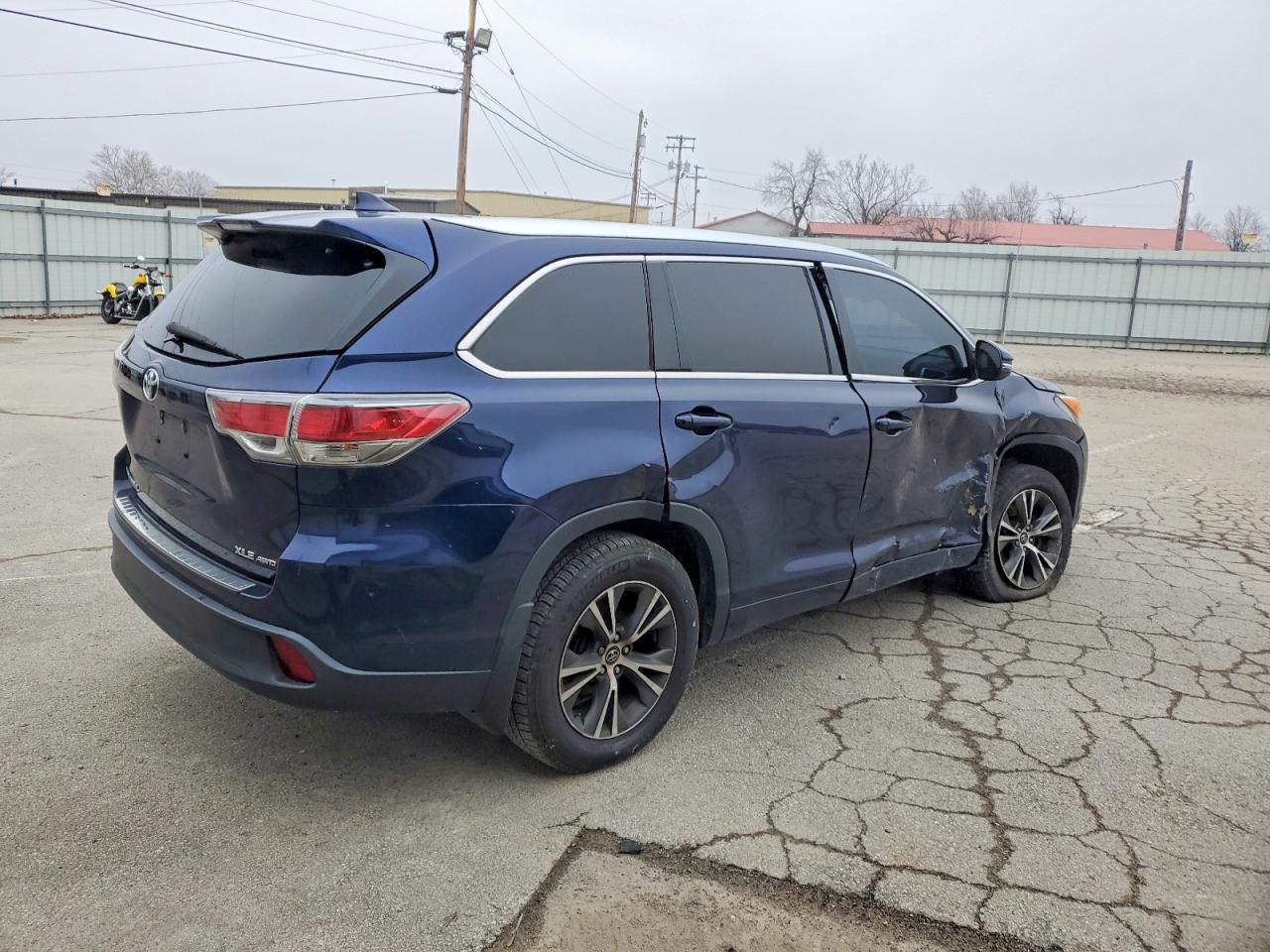2016 TOYOTA HIGHLANDER XLE photo 3