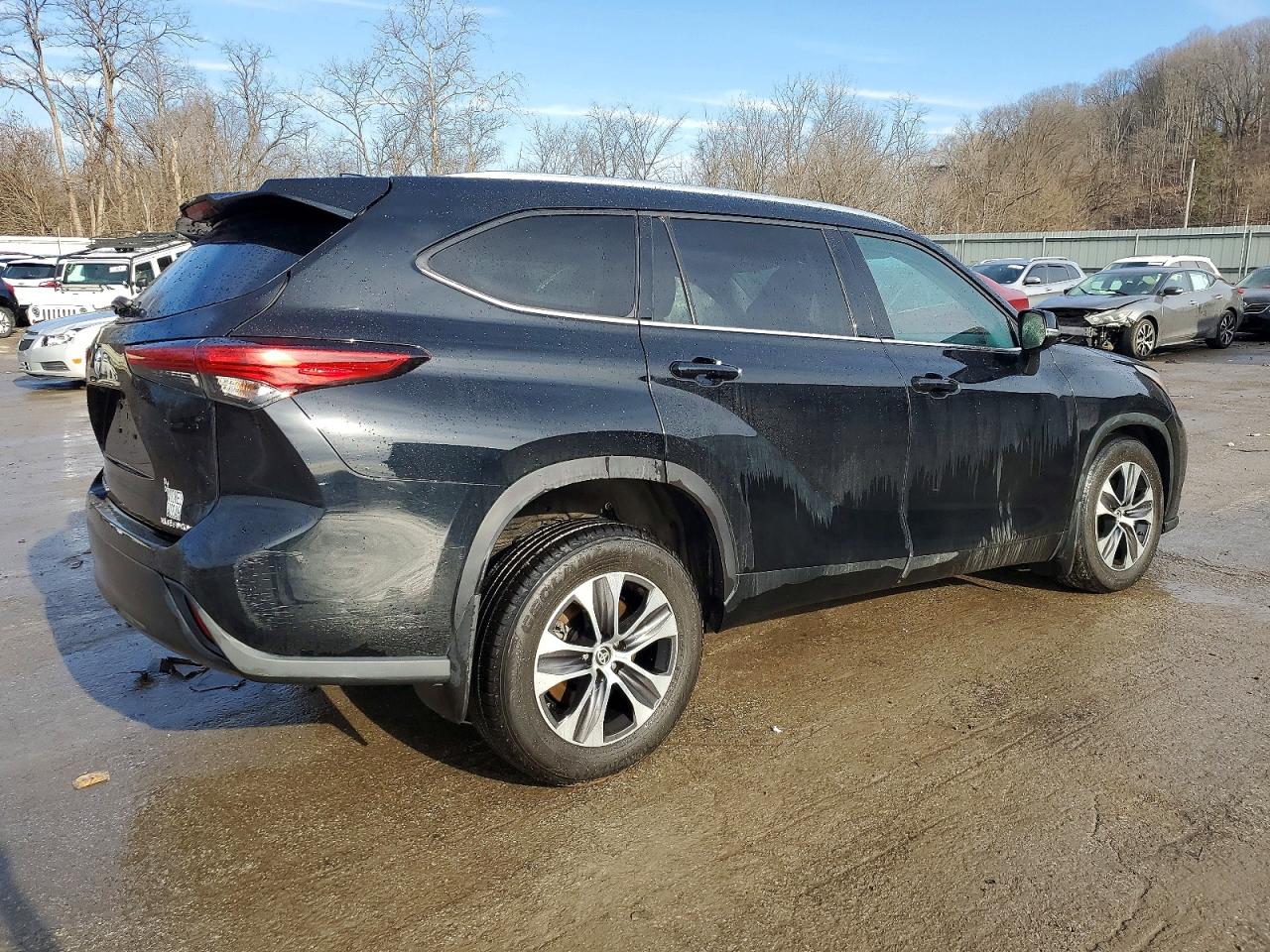 2021 TOYOTA HIGHLANDER XLE photo 3