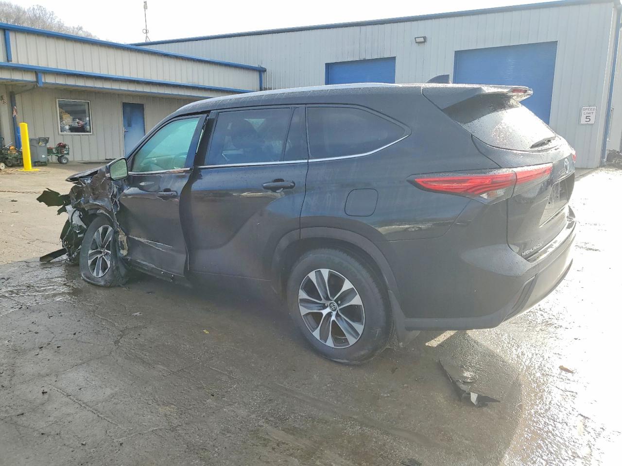 2021 TOYOTA HIGHLANDER XLE photo 2