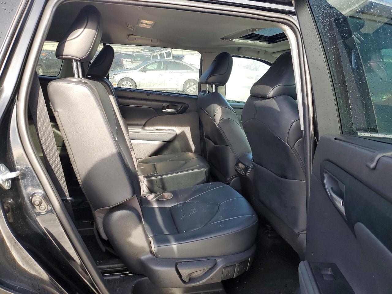 2021 TOYOTA HIGHLANDER XLE photo 11