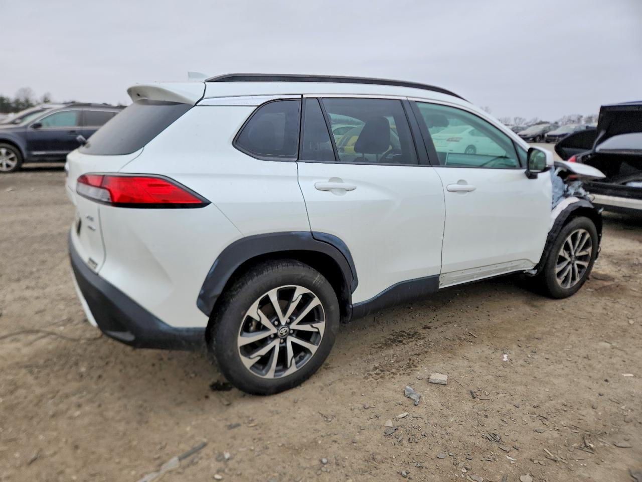 2023 TOYOTA COROLLA CROSS XLE photo 3
