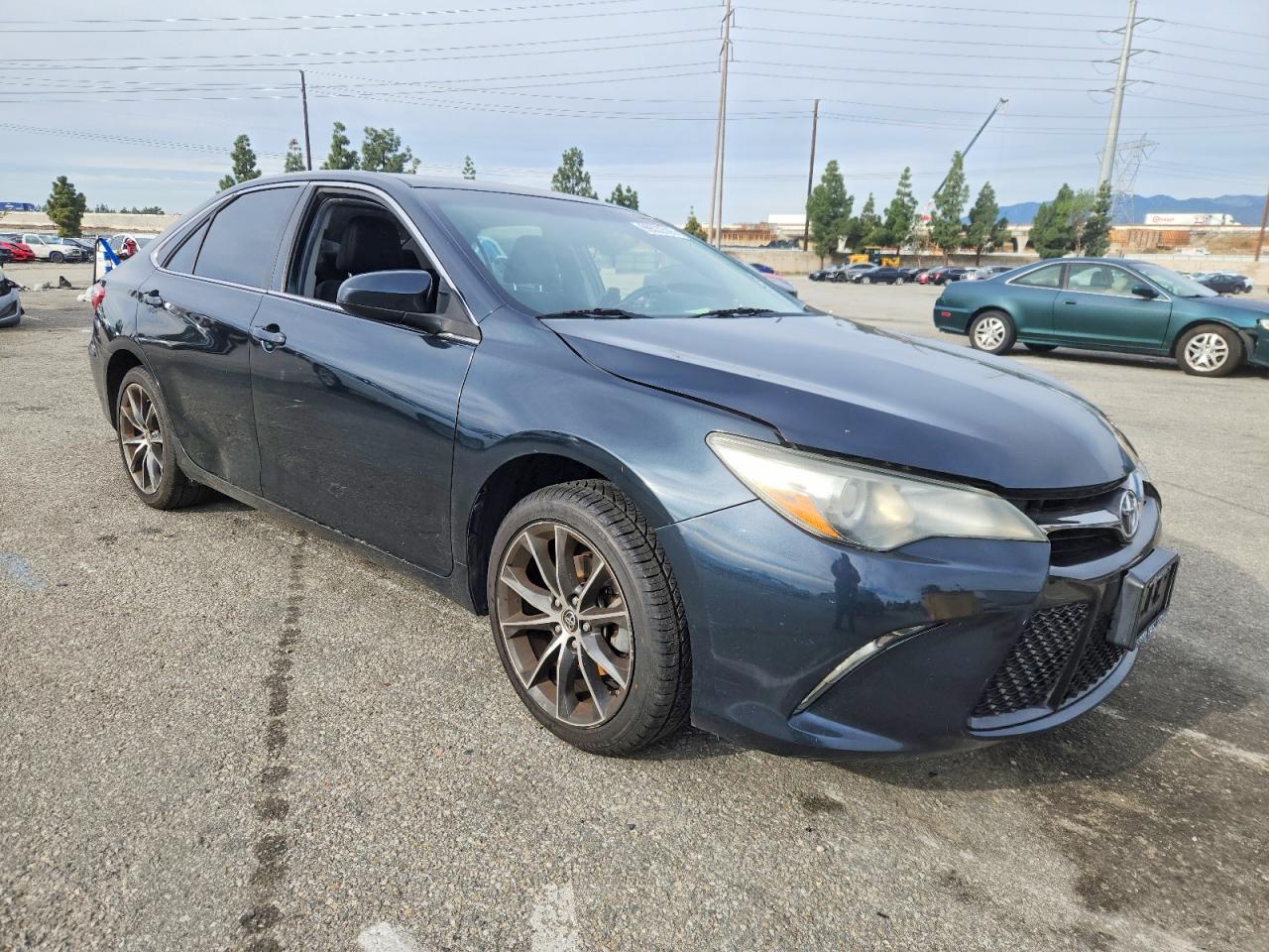 2015 TOYOTA CAMRY LE photo 4