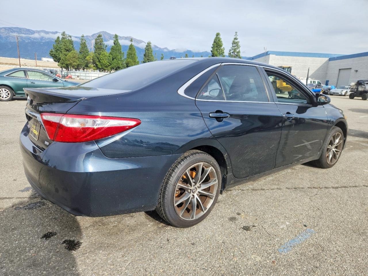2015 TOYOTA CAMRY LE photo 3