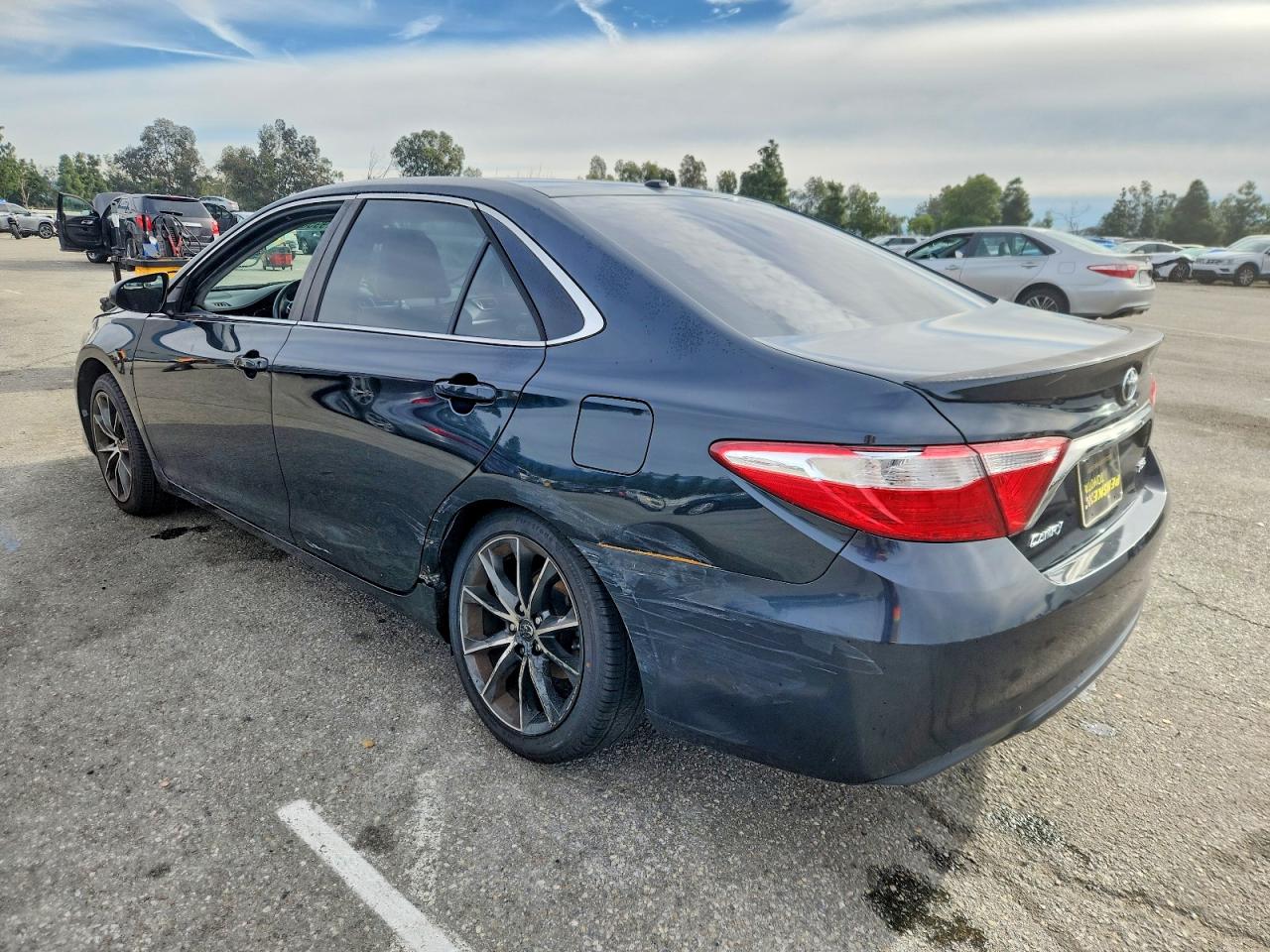 2015 TOYOTA CAMRY LE photo 2
