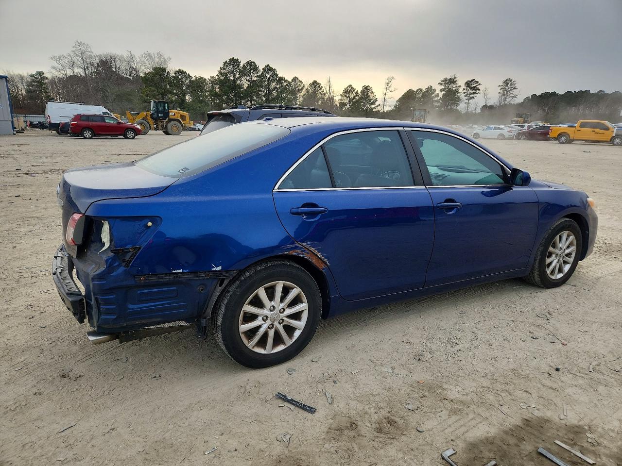 2011 TOYOTA CAMRY BASE photo 3