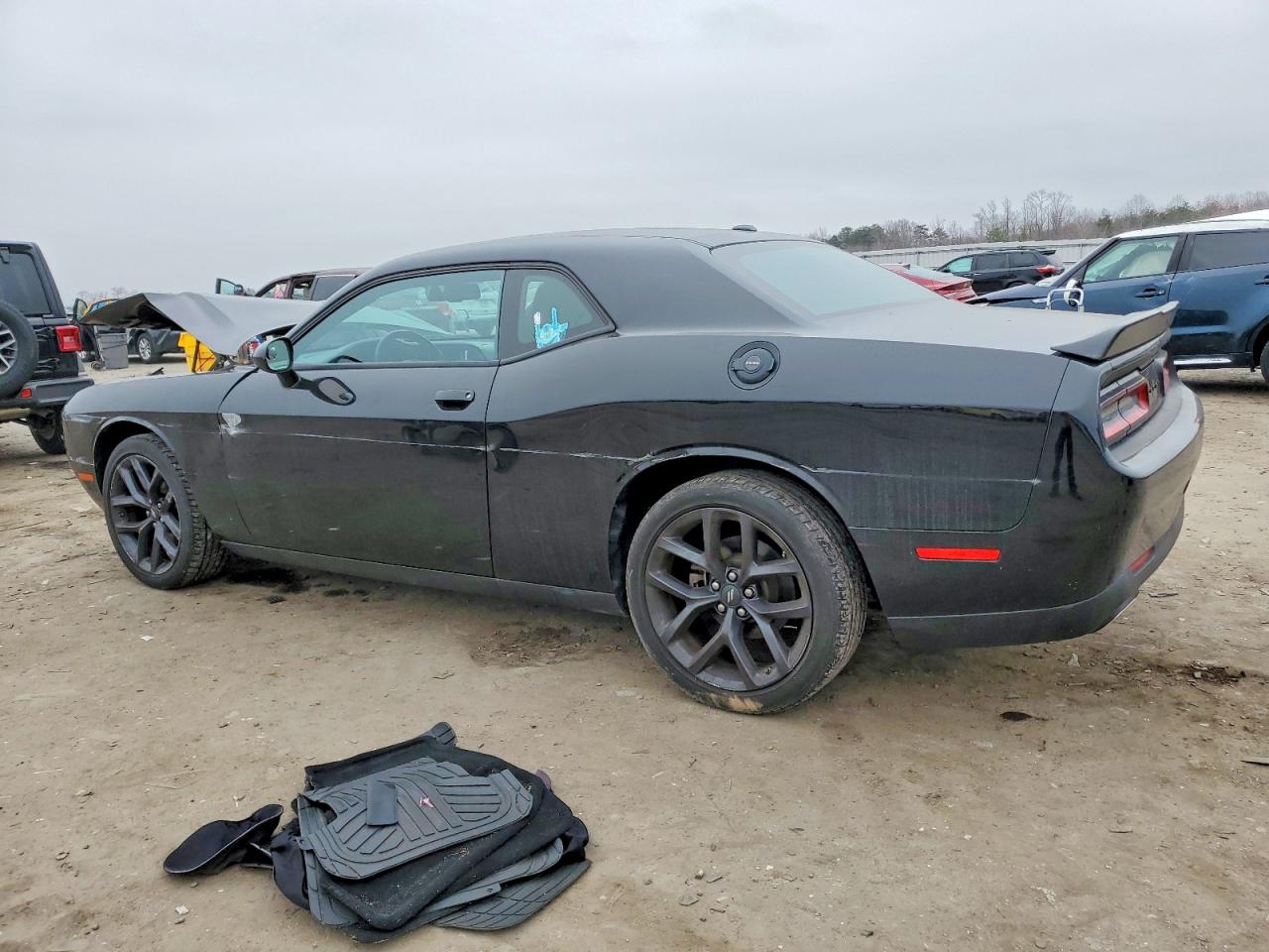 2022 DODGE CHALLENGER SXT photo 2